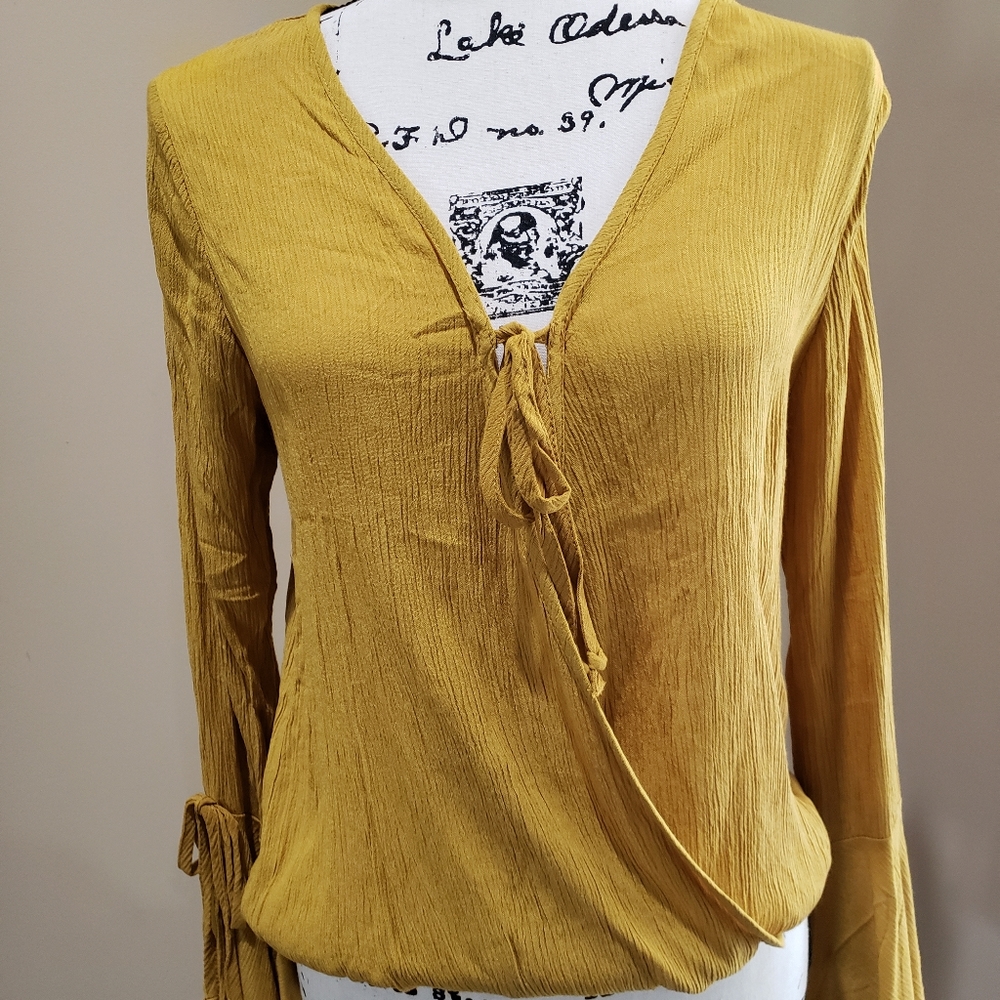 NWOT Medium Blouse Ambiance